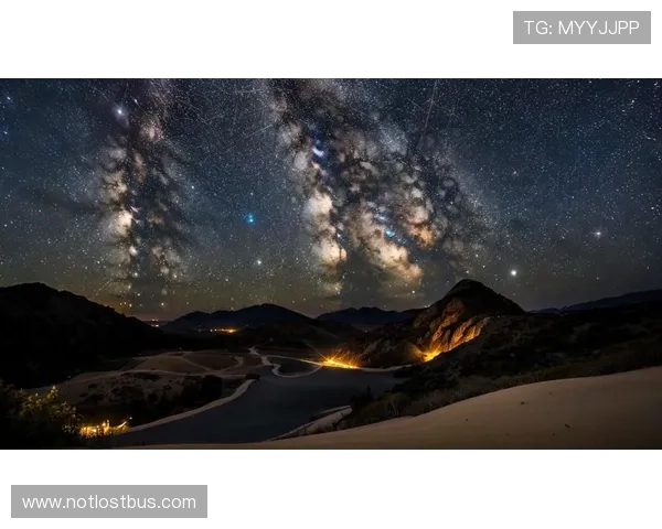 星空足球体育：结合星空美学设计的足球场地带来视觉与运动的双重享受